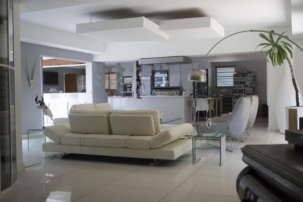 Luxury Upmarket Guesthouse 20 On 4Th Rustenburg Exterior photo